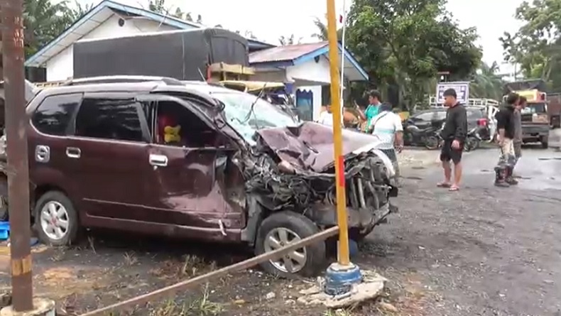 Kecelakaan di Labusel Avanza dan Truk Adu Banteng, 1 Orang Kritis Dilarikan ke RS 