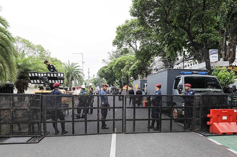 Pengamanan Ketat Kawasan KPU Jelang Pengundian Nomor Urut Capres Cawapres - Bagian 1