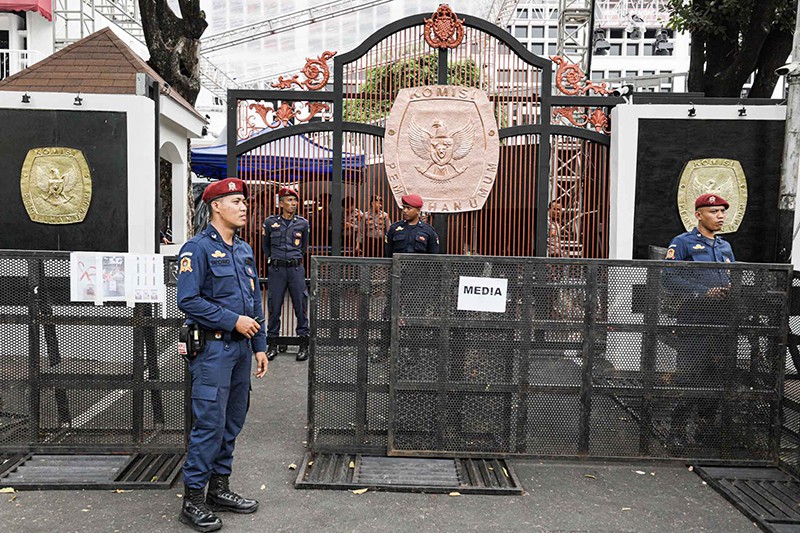 Pengamanan Ketat Kawasan KPU Jelang Pengundian Nomor Urut Capres Cawapres - Bagian 3