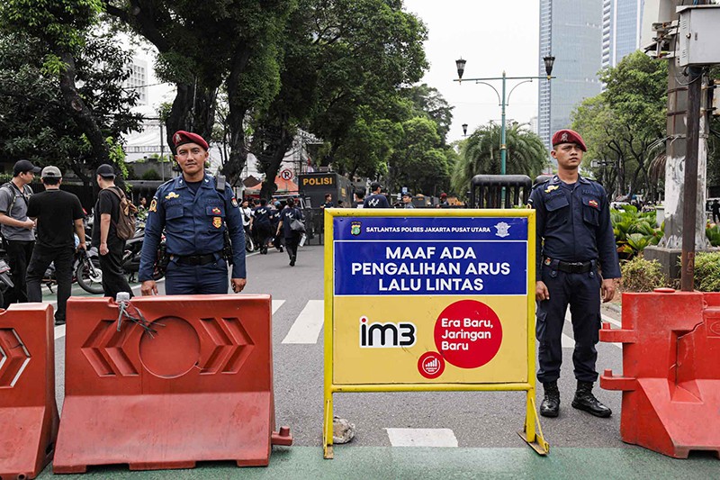 Pengamanan Ketat Kawasan KPU Jelang Pengundian Nomor Urut Capres Cawapres - Bagian 4