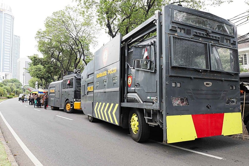 Pengamanan Ketat Kawasan KPU Jelang Pengundian Nomor Urut Capres Cawapres - Bagian 2