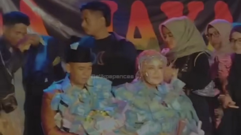 Viral Pasangan Pengantin di Batakan Balikpapan Kaltim Disawer dan Dikalungi Uang