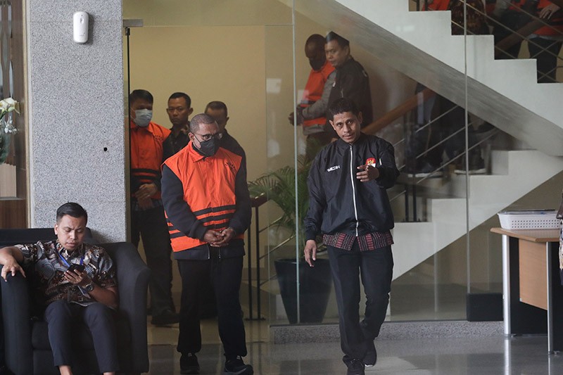 Tampang Pj Bupati Sorong Ditahan KPK - Bagian 2