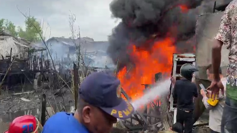 Rumah Terbakar di Jalur Pipa BBM Pertamina di Medan Jadi 10 Unit, 1 Remaja Terluka