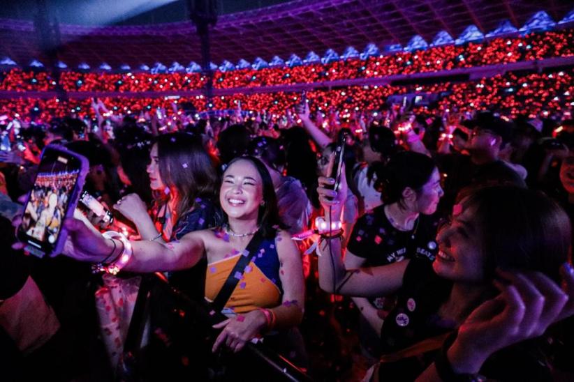 Foto-Foto Coldplay Tampil Memukau, Stadion GBK Dipenuhi Cahaya Ponsel - Bagian 8