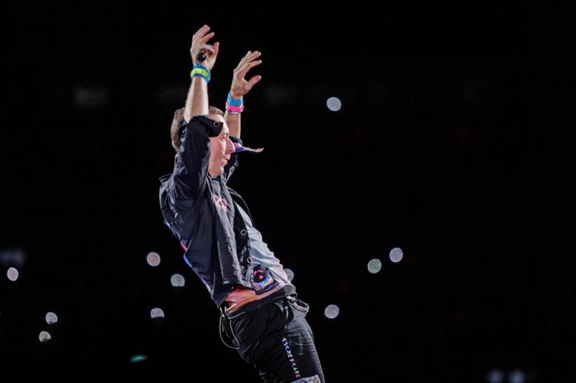 Foto-Foto Coldplay Tampil Memukau, Stadion GBK Dipenuhi Cahaya Ponsel - Bagian 5