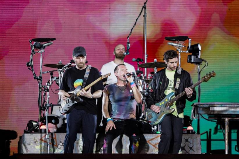 Foto-Foto Coldplay Tampil Memukau, Stadion GBK Dipenuhi Cahaya Ponsel - Bagian 6