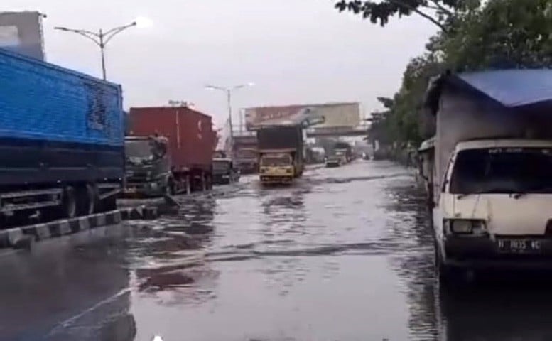 Kaligawe Dikepung Banjir, Jalur Pantura Semarang-Demak Macet