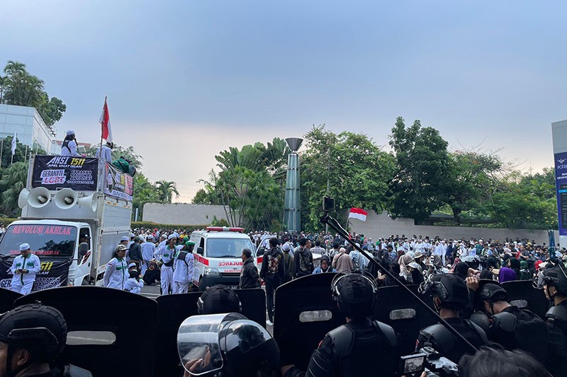 Ratusan Massa Unjuk Rasa Tolak Konser Coldplay, Sempat Saling Dorong dengan Polisi - Bagian 3