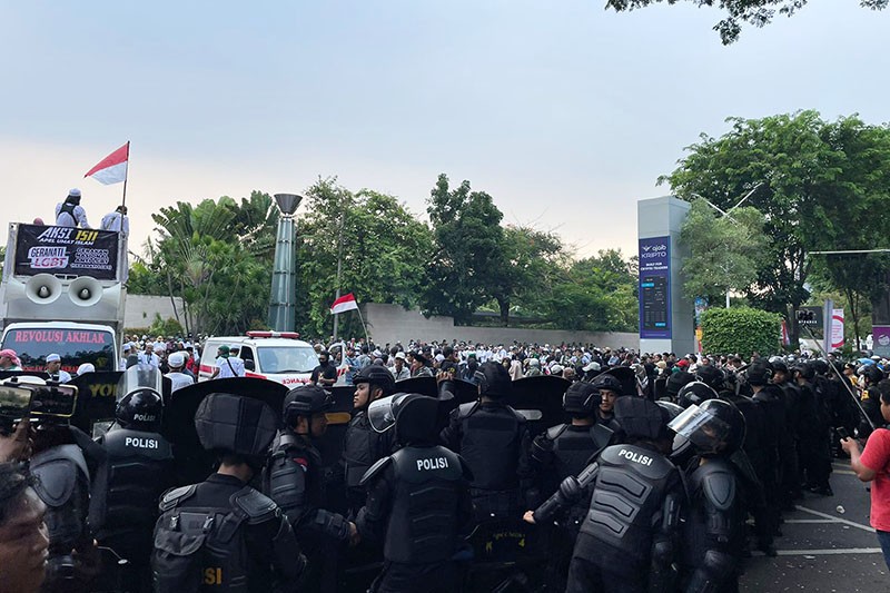 Ratusan Massa Unjuk Rasa Tolak Konser Coldplay, Sempat Saling Dorong dengan Polisi - Bagian 2