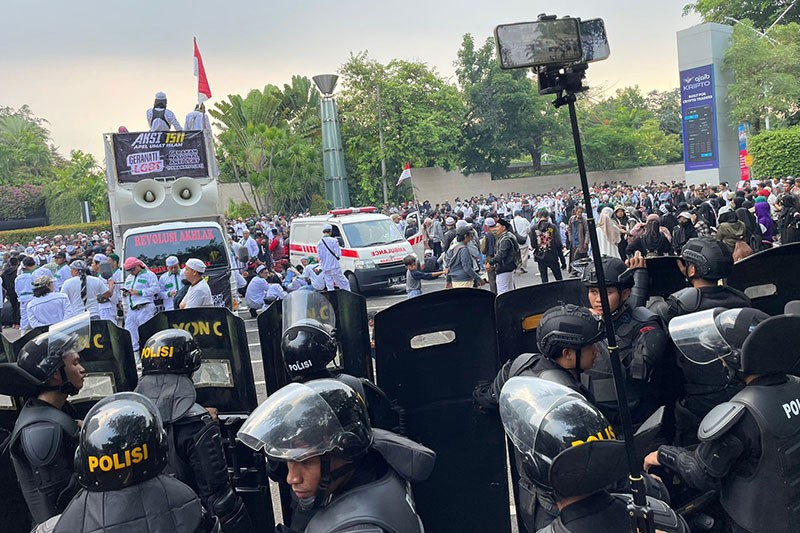 Ratusan Massa Unjuk Rasa Tolak Konser Coldplay, Sempat Saling Dorong dengan Polisi - Bagian 1