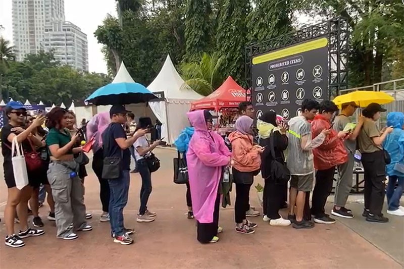 Antrean Konser Coldplay Mulai Panjang, Cuaca Gerimis - Bagian 2