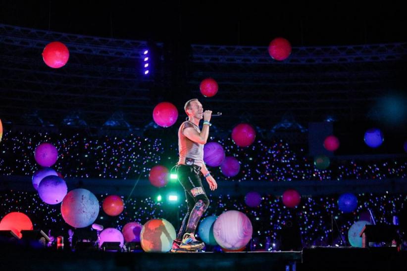 Foto-Foto Coldplay Tampil Memukau, Stadion GBK Dipenuhi Cahaya Ponsel - Bagian 3