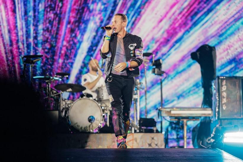Foto-Foto Coldplay Tampil Memukau, Stadion GBK Dipenuhi Cahaya Ponsel - Bagian 4