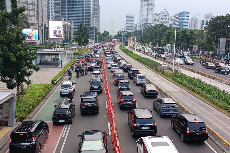 Macet Parah Kawasan Sudirman Jelang Konser Coldplay - Bagian 3