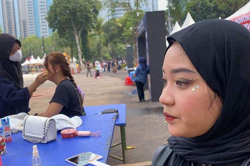 Jasa Makeup Dadakan Banjir Orderan Jelang Konser Coldplay, Segini Tarifnya - Bagian 4