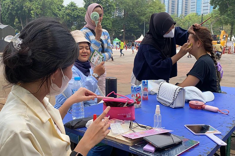 Jasa Makeup Dadakan Banjir Orderan Jelang Konser Coldplay, Segini Tarifnya - Bagian 3