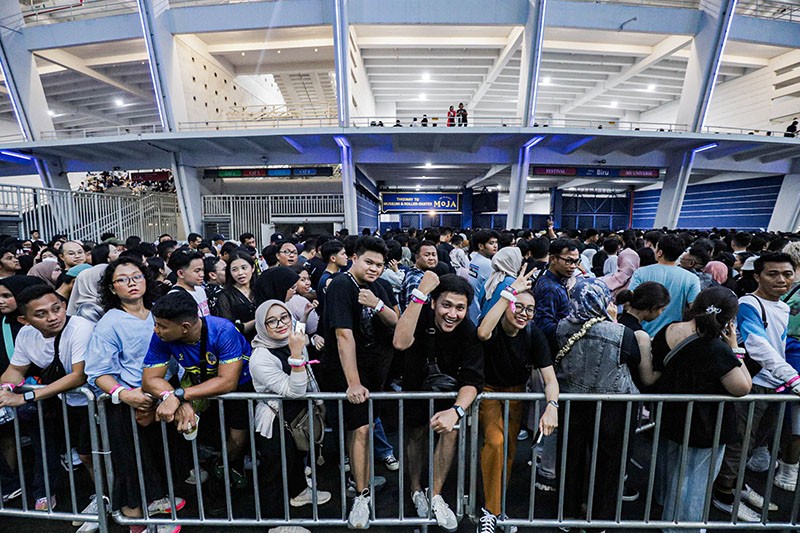 Potret Antusiasme Ribuan Penggemar Coldplay Antre Masuk Stadion GBK - Bagian 2