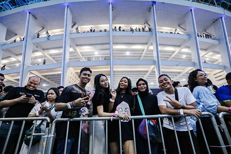 Potret Antusiasme Ribuan Penggemar Coldplay Antre Masuk Stadion GBK - Bagian 3