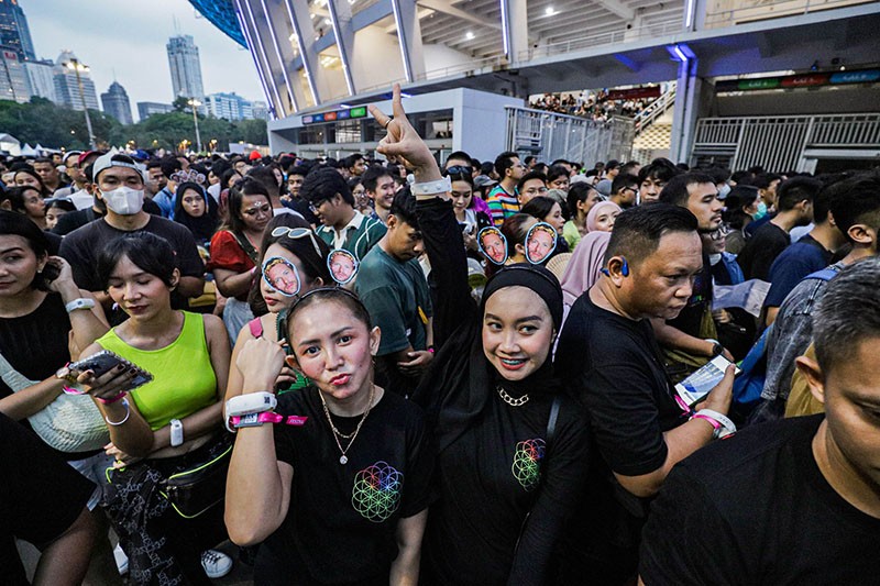 Potret Antusiasme Ribuan Penggemar Coldplay Antre Masuk Stadion GBK - Bagian 1