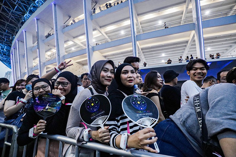 Potret Antusiasme Ribuan Penggemar Coldplay Antre Masuk Stadion GBK - Bagian 5