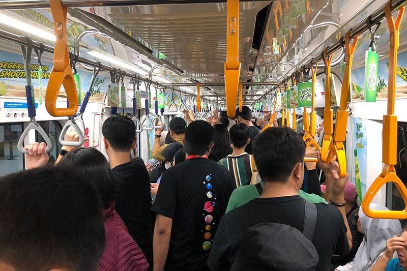 Penonton Konser Coldplay Berjubel Naik Kereta MRT  - Bagian 2