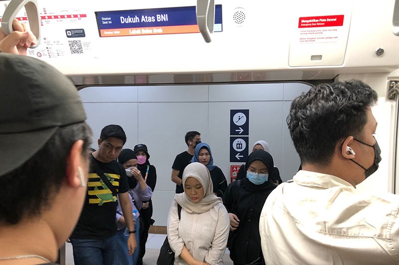 Penonton Konser Coldplay Berjubel Naik Kereta MRT  - Bagian 4
