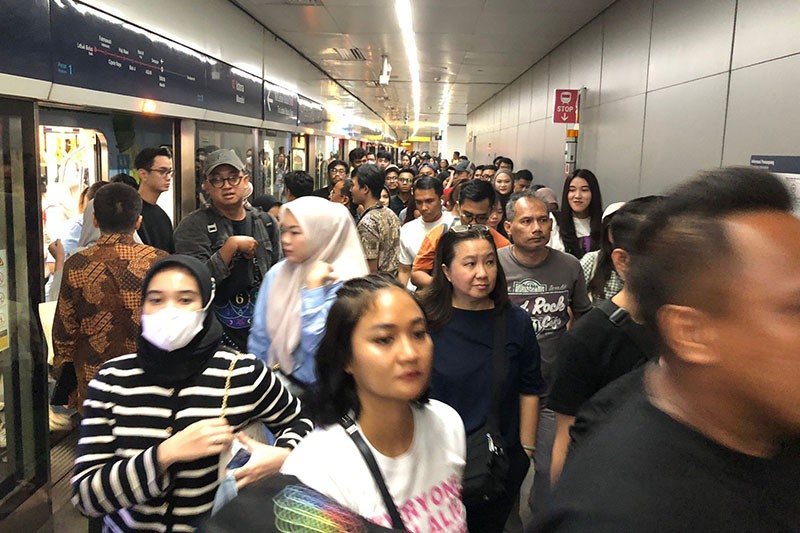 Penonton Konser Coldplay Berjubel Naik Kereta MRT  - Bagian 3