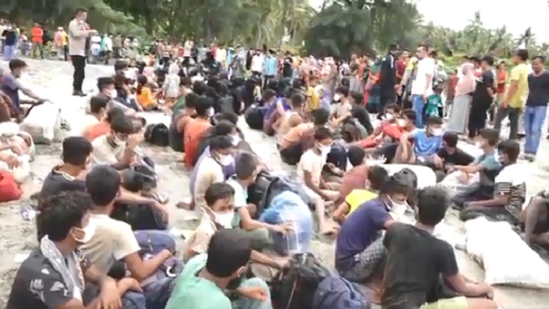 Pidie Gempar, Kapal Berisi 196 Etnis Rohingya Terdampar di Pantai Laweung