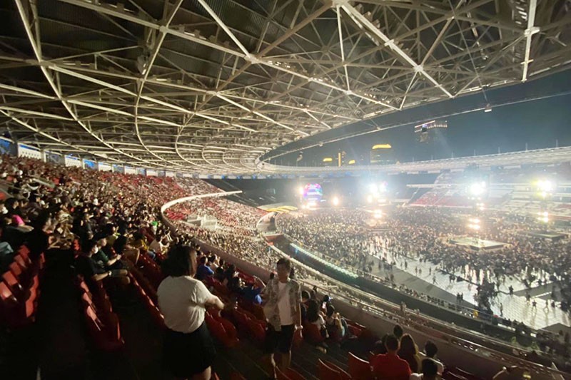 Suasana Dalam Stadion GBK Sebelum Konser Coldplay Dimulai - Bagian 2
