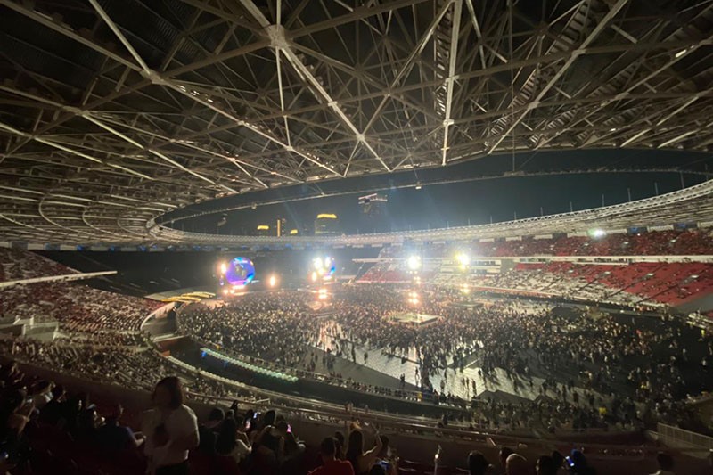 Suasana Dalam Stadion GBK Sebelum Konser Coldplay Dimulai - Bagian 1