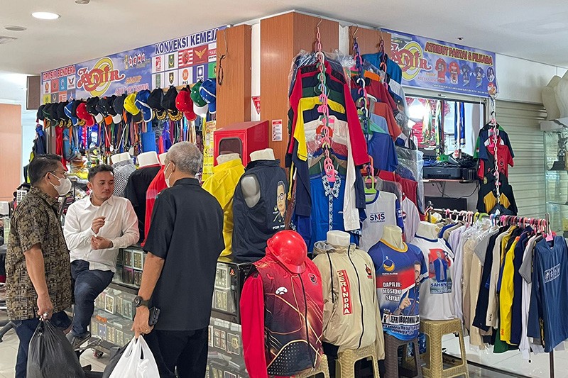 Geliat Pasar Senen Jual Atribut Partai Politik Jelang Pemilu 2024 - Bagian 2