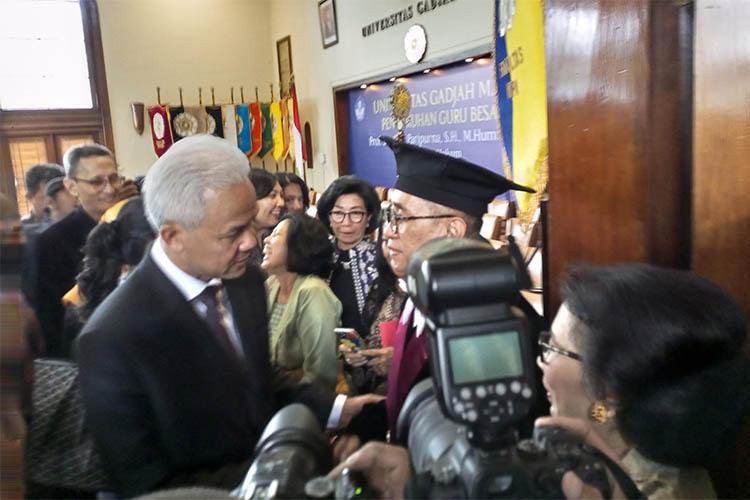 title Hadiri Pengukuhan Guru Besar UGM, Capres Ganjar Pranowo Disambut Tepuk Tangan Meriah Hadiri Pengukuhan Guru Besar UGM, Capres Ganjar Pranowo Disambut Tepuk Tangan Meriah