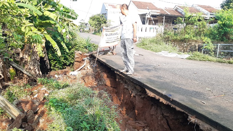 Jalan Desa Susukan Perum Pesona Citayam Bogor Ambles, Warga Desak Perbaikan