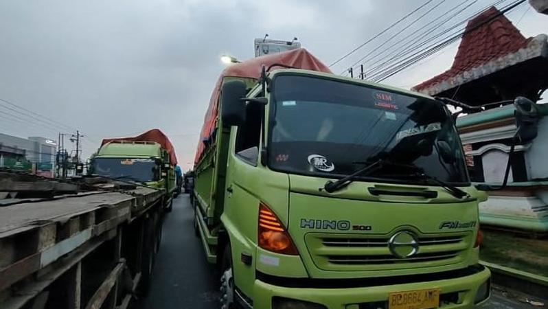 title Ratusan Truk Terjebak Macet di Rembang-Pati, Jalur Pantura Surabaya-Semarang Lumpuh  Ratusan Truk Terjebak Macet di Rembang-Pati, Jalur Pantura Surabaya-Semarang Lumpuh