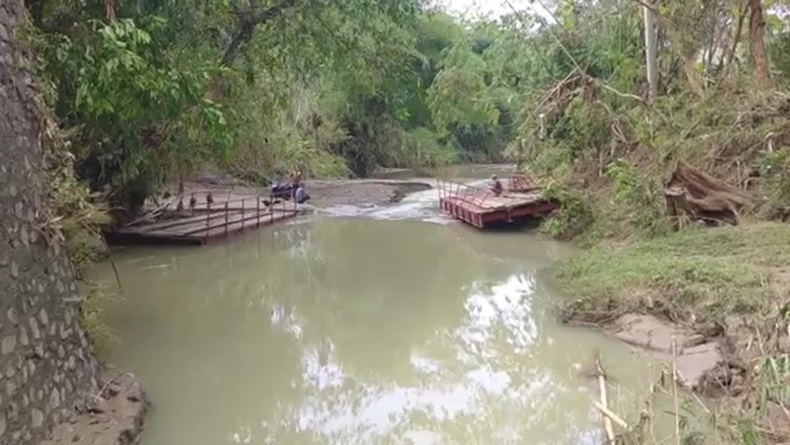 Sungai Ciroyom Meluap, Hanyutkan Jembatan Utama Antarkecamatan di Cianjur Selatan 