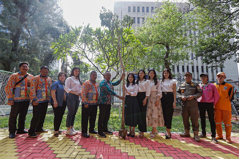Jelang HUT MNC Group, Liliana Tanoesoedibjo Tanam Pohon Tabebuya di RPTRA Kebon Sirih - Bagian 4