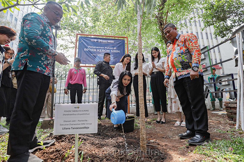 Jelang HUT MNC Group, Liliana Tanoesoedibjo Tanam Pohon Tabebuya di RPTRA Kebon Sirih - Bagian 2