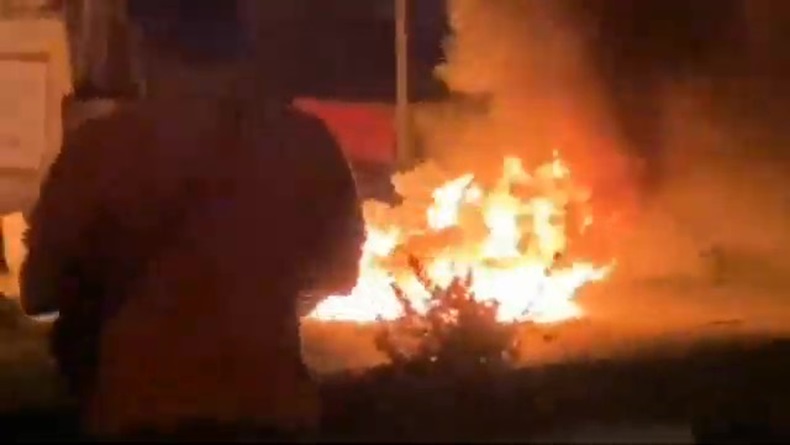 title Kesal dengan Aksi Balap Liar, Warga Bakar Motor di Jalan Murjani Palangka Raya Kesal dengan Aksi Balap Liar, Warga Bakar Motor di Jalan Murjani Palangka Raya