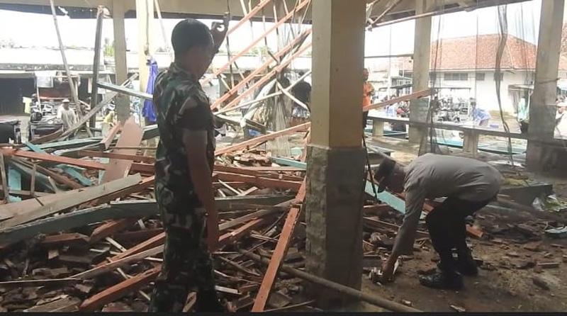 Atap Pasar Ikan di Banjarnegara Ambruk akibat Diguyur Hujan, 1 Pedagang Luka