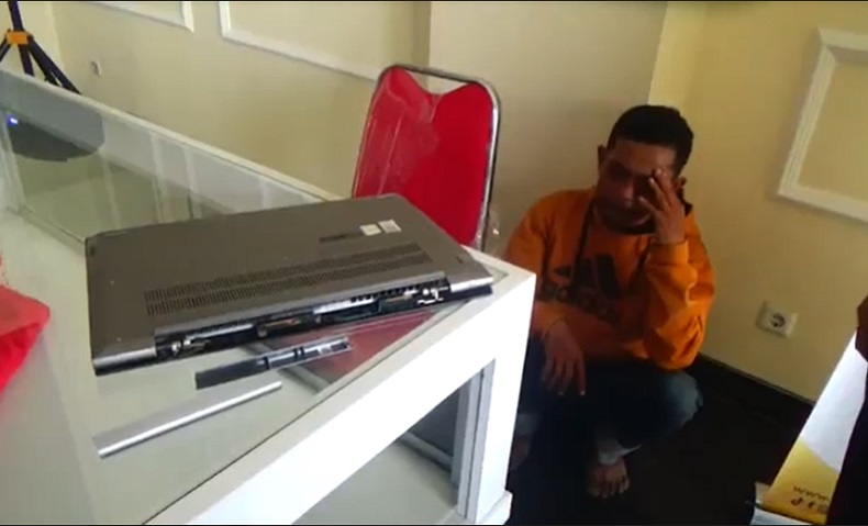 title Pria di Surabaya Babak Belur Dihajar Warga usai Tepergok Curi Laptop Pria di Surabaya Babak Belur Dihajar Warga usai Tepergok Curi Laptop