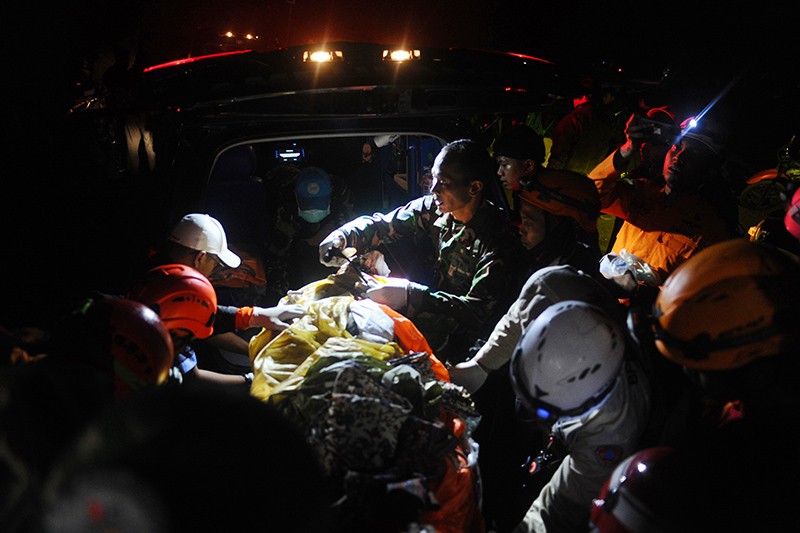 Evakuasi Korban Pesawat TNI AU Super Tucano Jatuh di Pasuruan - Bagian 1