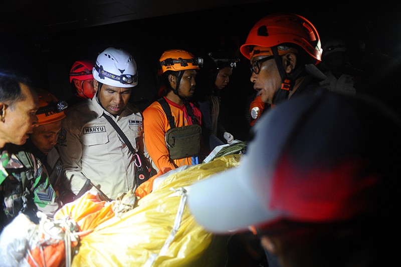 Evakuasi Korban Pesawat TNI AU Super Tucano Jatuh di Pasuruan - Bagian 2