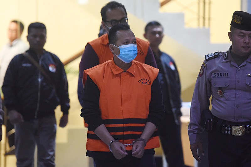 Tampang Kajari Bondowoso Kena OTT KPK, Diborgol dan Ditahan - Bagian 2