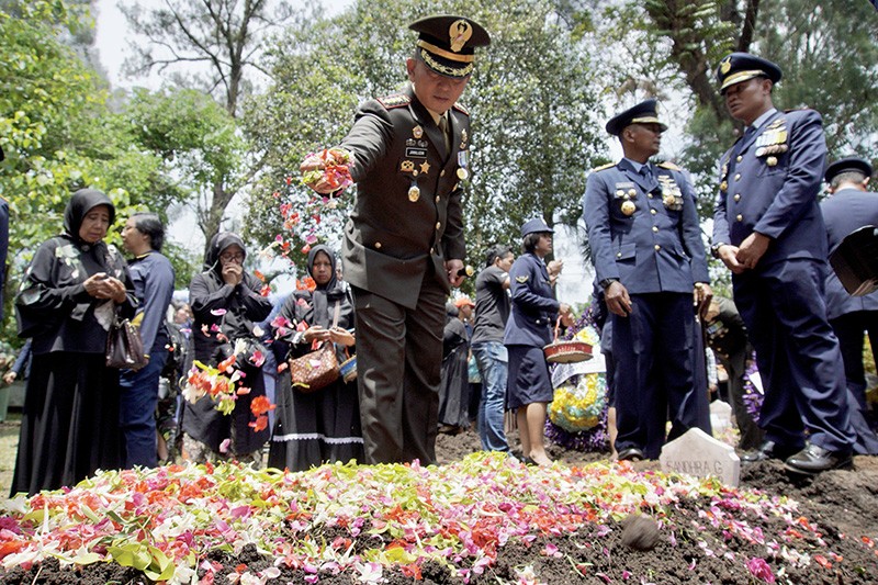 Suasana Haru Pemakaman Prajurit TNI AU Gugur Kecelakaan Pesawat Super Tucano - Bagian 3