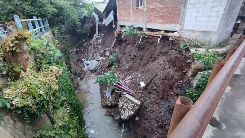 Bencana Tanah Longsor Terjang Pasirlayung Kota Bandung, 1 Orang Tewas 3 Luka-luka