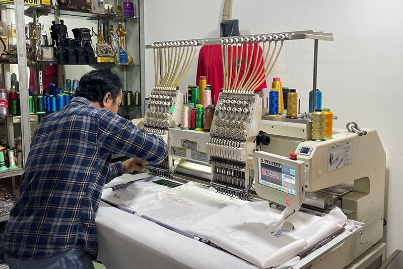 Melihat Kesibukan Pembuat Atribut Partai Politik - Bagian 1