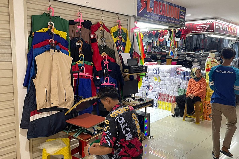 Melihat Kesibukan Pembuat Atribut Partai Politik - Bagian 3