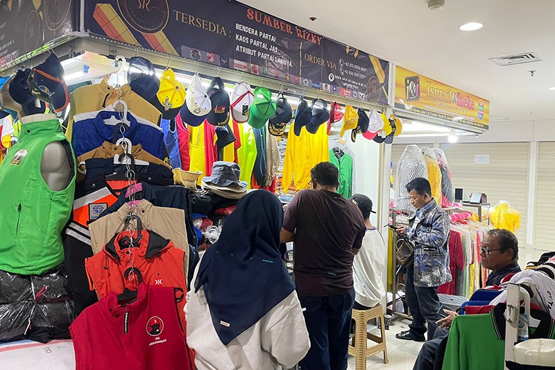 Berburu Pernak-pernik Pemilu 2024 di Pasar Senen - Bagian 4
