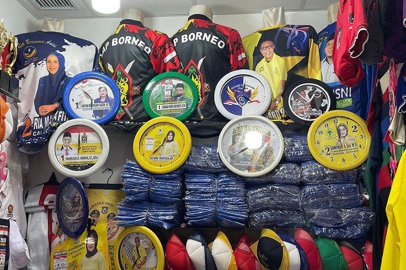 Berburu Pernak-pernik Pemilu 2024 di Pasar Senen - Bagian 2
